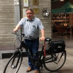 Hyvinkään kaupunginjohtaja Jyrki Mattila kokeili sähköpyöräilyä työmatkoillaan 